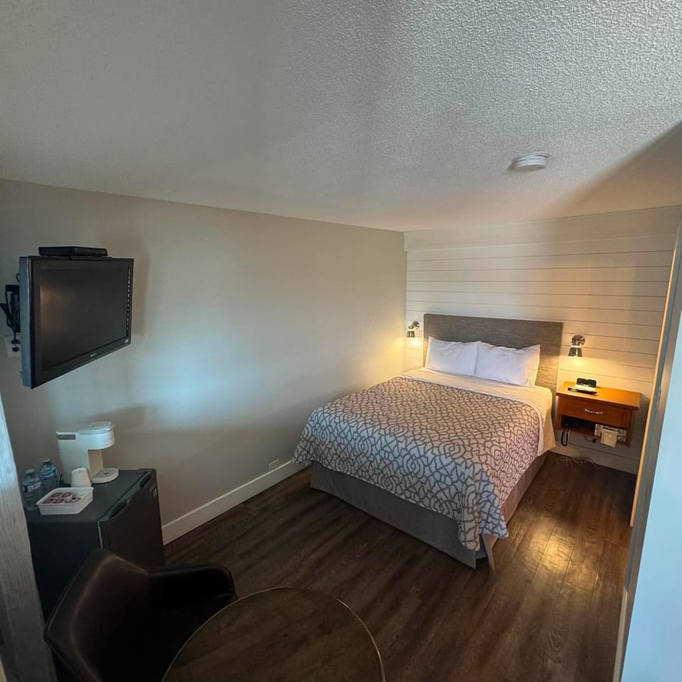 Bed, TV and multimedia, Bedroom