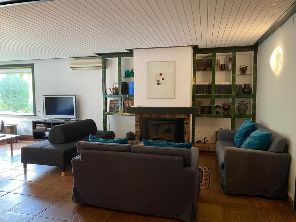 Communal lounge/ TV room, TV and multimedia, Living room, Seating area, Evening entertainment, Entertainment, Family