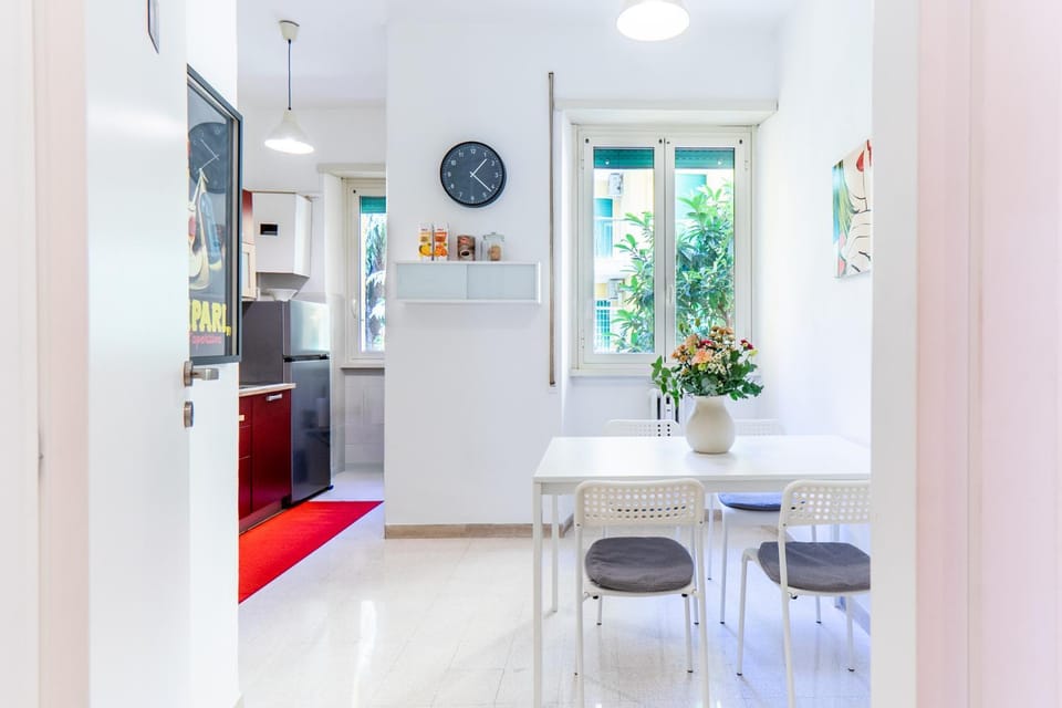 Kitchen or kitchenette, Living room, Seating area, Dining area, Communal kitchen