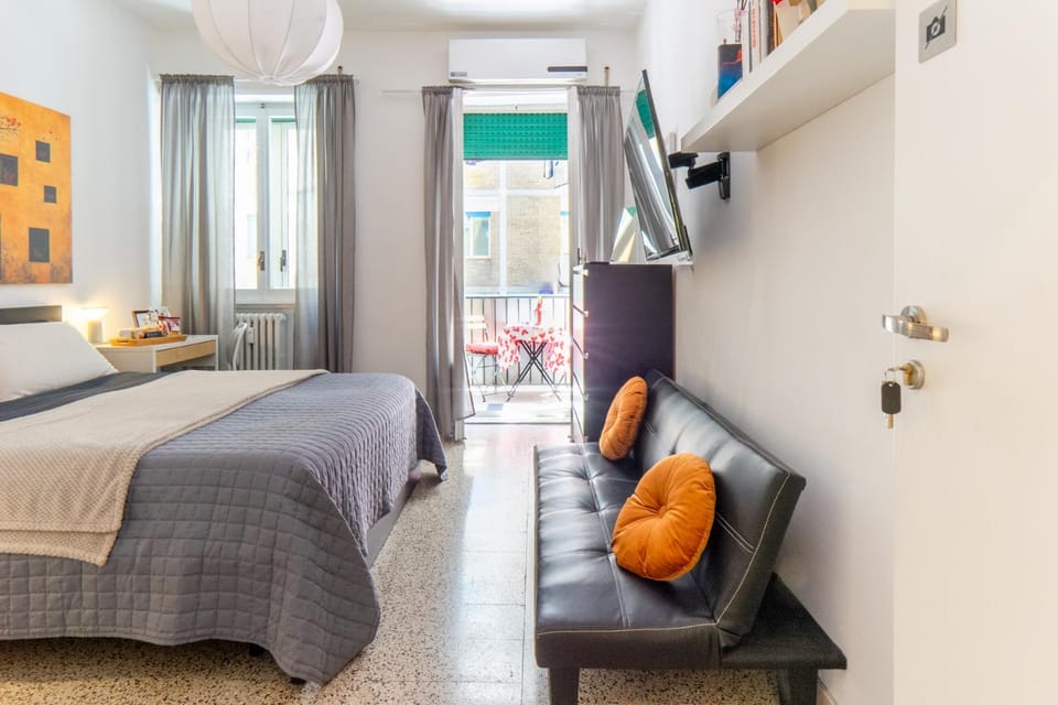 Bed, TV and multimedia, Photo of the whole room, Seating area, Bedroom, air conditioner