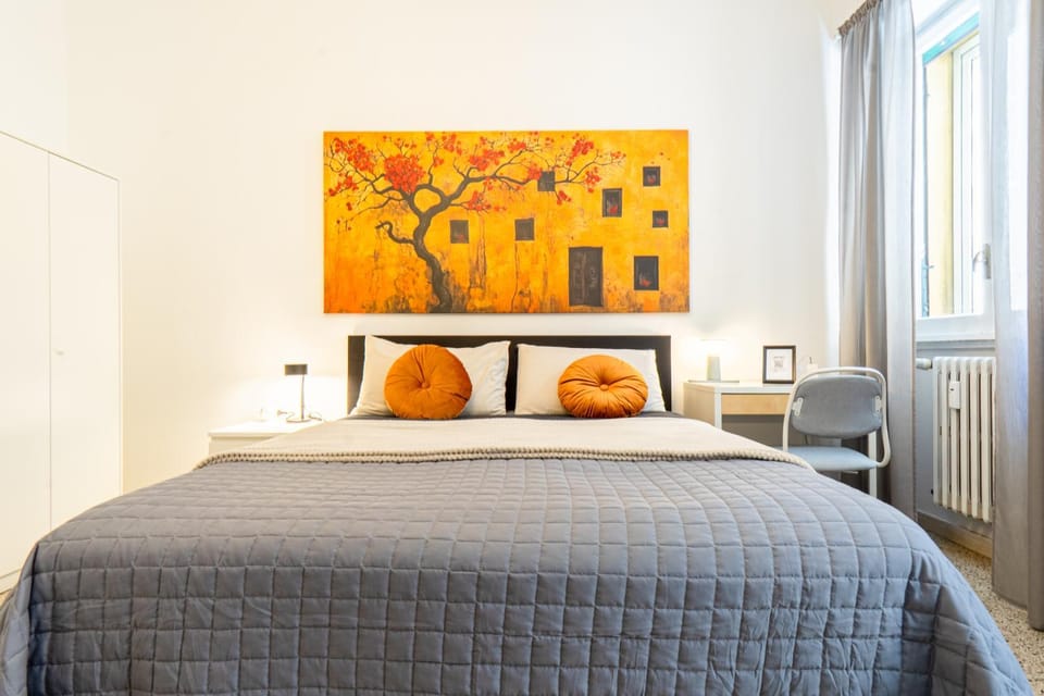 Bed, TV and multimedia, Photo of the whole room, Decorative detail, Bedroom, heating, internet, wardrobe