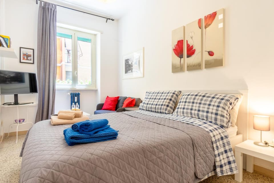 Bed, TV and multimedia, Photo of the whole room, Bedroom