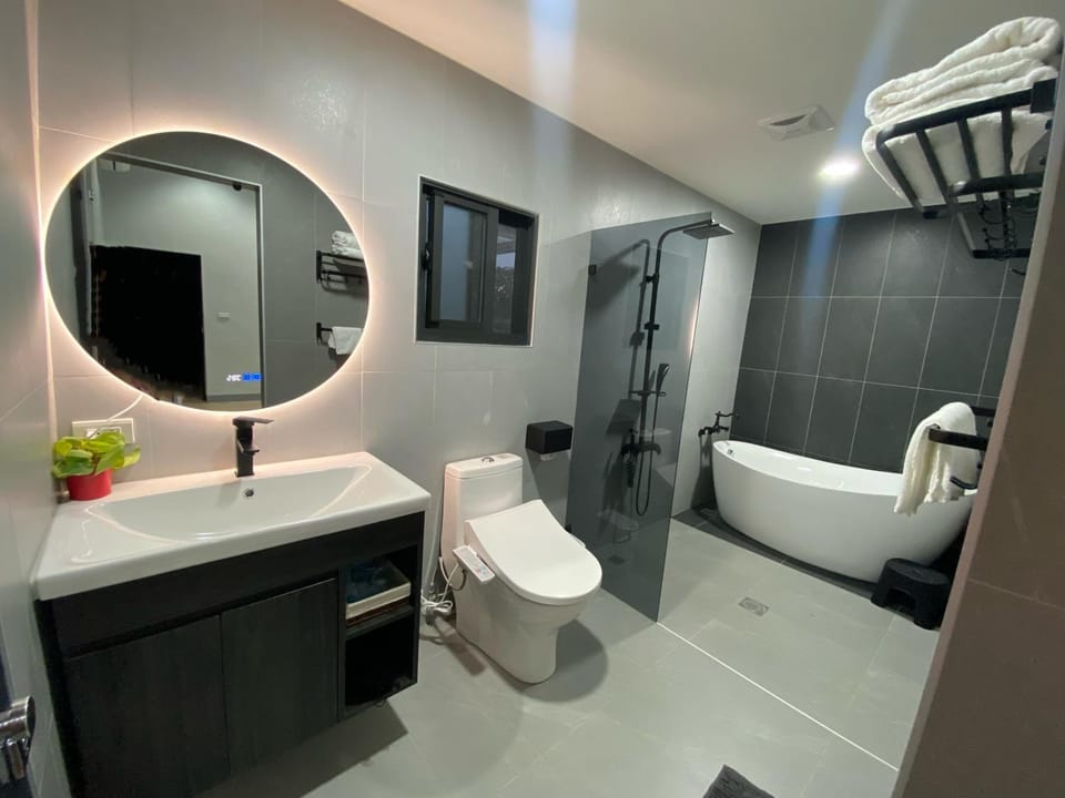 Shower, Toilet, Bathroom, Bath, bidet, towels