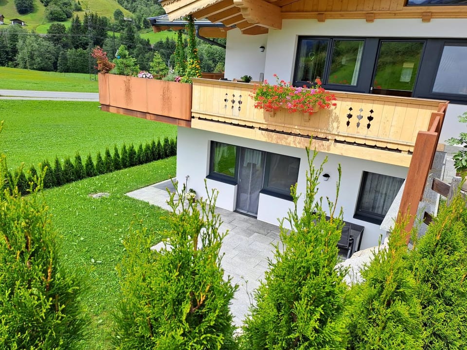 Property building, Spring, Garden, Balcony/Terrace, Garden view