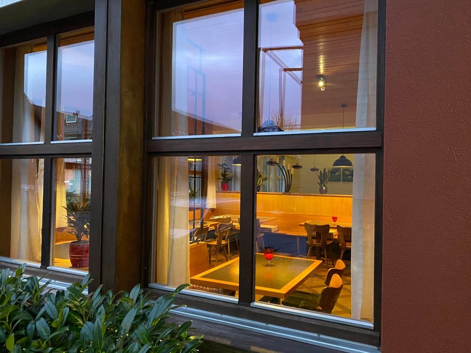 Property building, Restaurant/places to eat, Breakfast