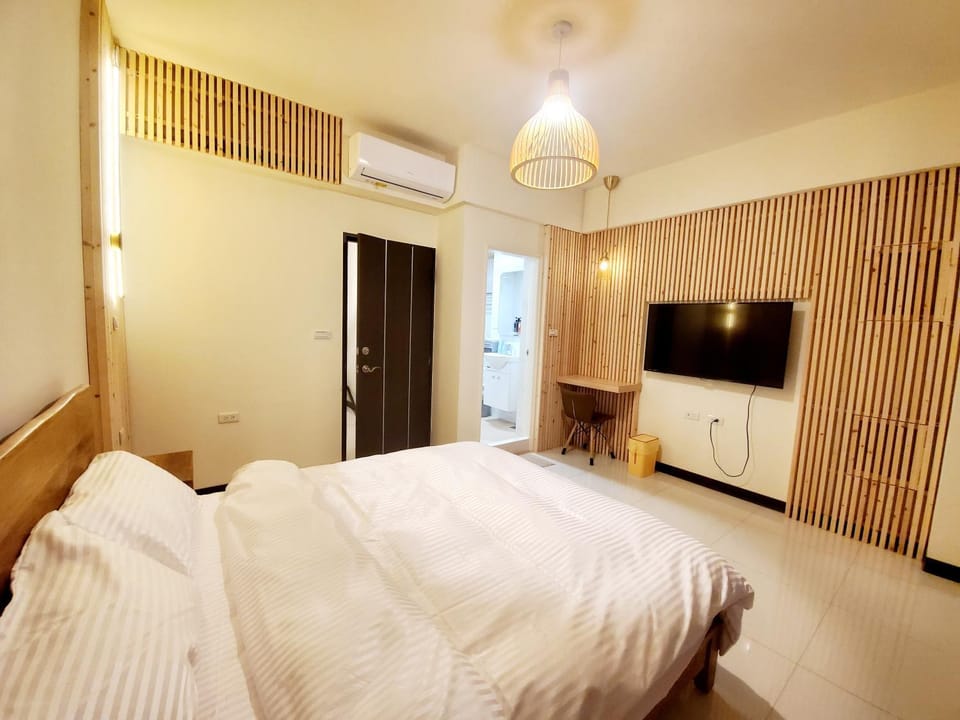 Photo of the whole room, Bedroom