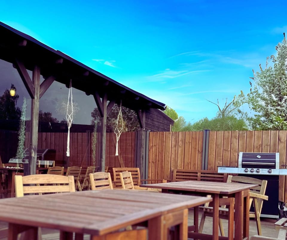 Restaurant/places to eat, BBQ facilities, Balcony/Terrace, Lounge or bar, Dining area