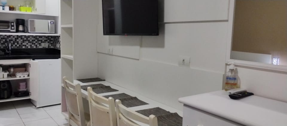 Kitchen or kitchenette, minibar, oven