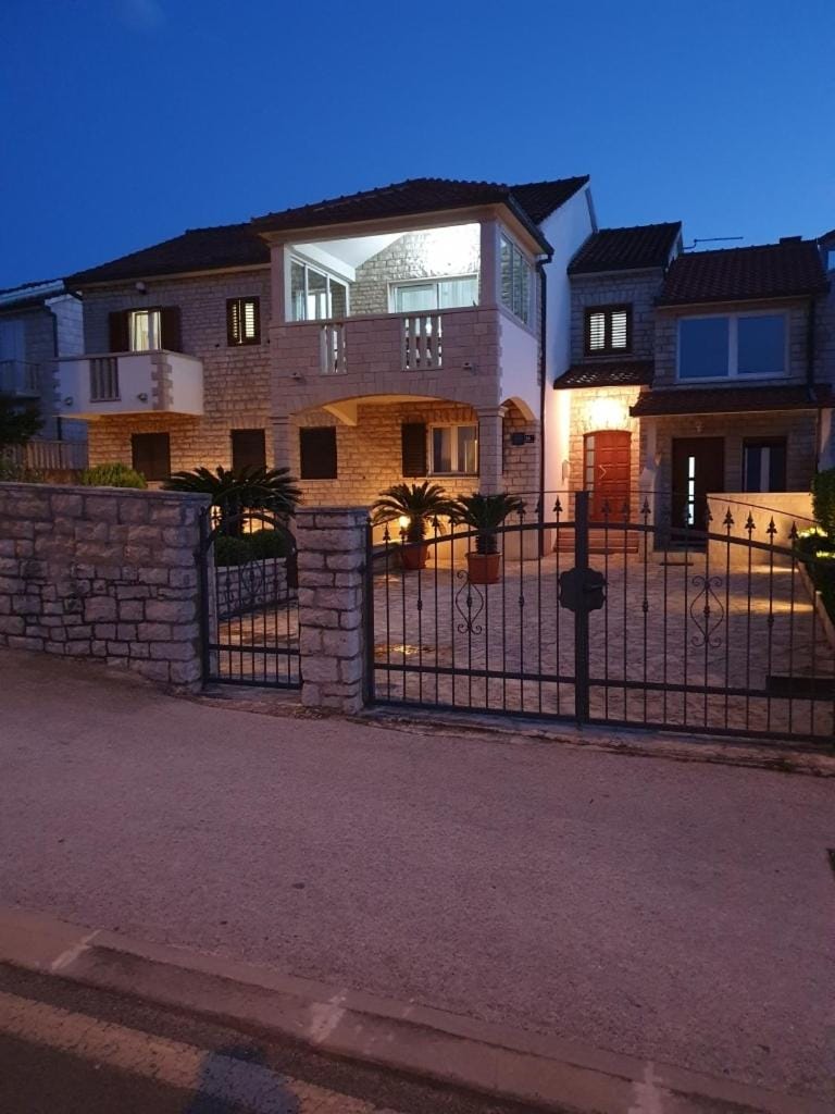 Property building, Facade/entrance, Off site