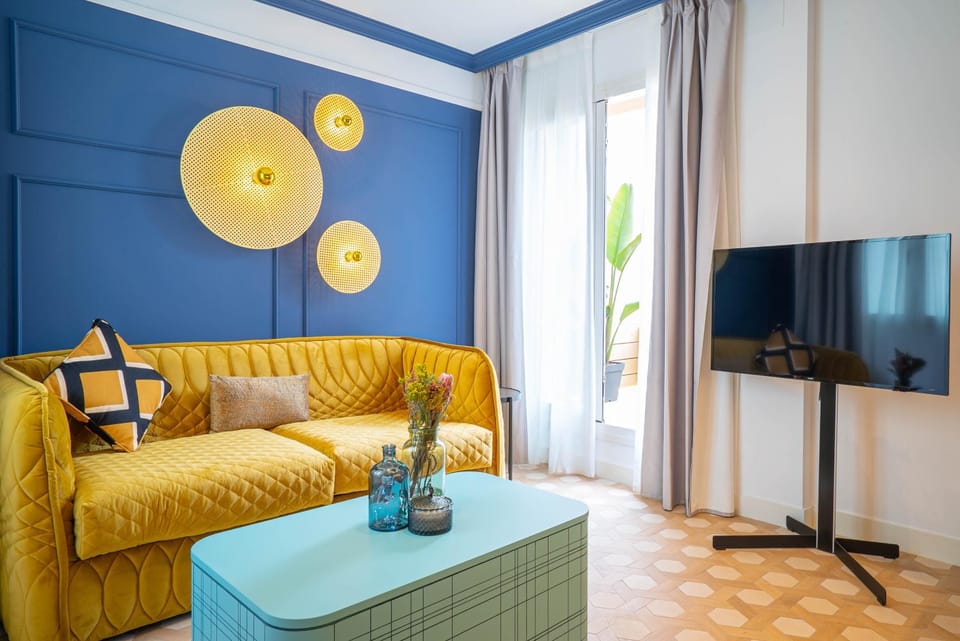 TV and multimedia, Living room, Decorative detail, Seating area