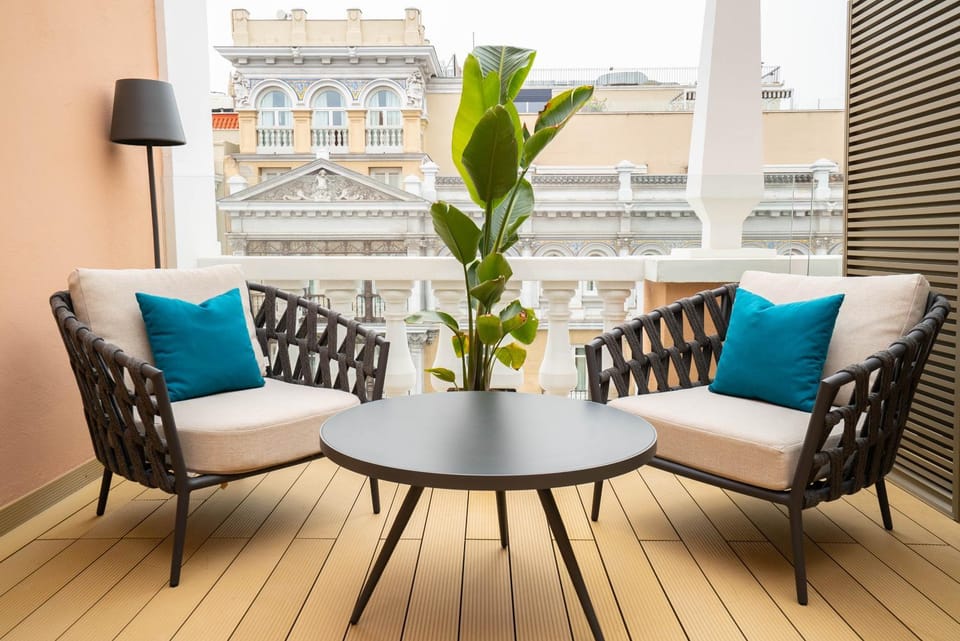 Off site, View (from property/room), Balcony/Terrace, Decorative detail, Seating area, City view