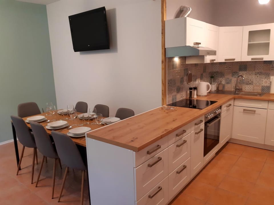 Kitchen or kitchenette, Dining area