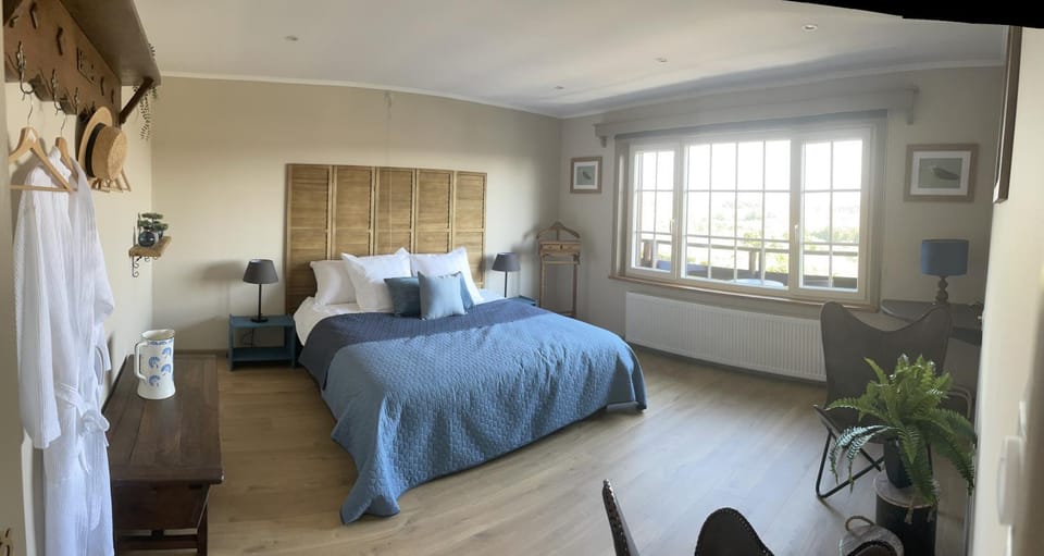 Bed, Photo of the whole room, Seating area, Bedroom