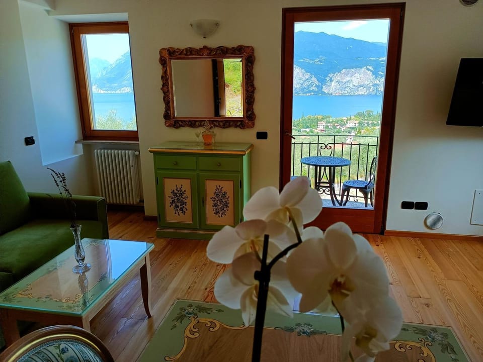 DOMUS INCANTUS Apartment in Malcesine