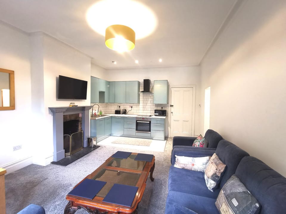 Flat-B, 4 Adults, 20 mins to Beach, Netflix, Wifi, Sleeps 4 Adults Apartment in Poole