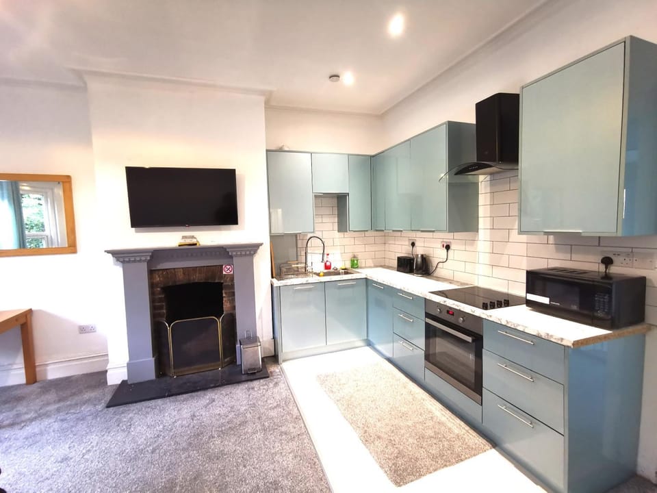 Flat-B, 4 Adults, 20 mins to Beach, Netflix, Wifi, Sleeps 4 Adults Apartment in Poole