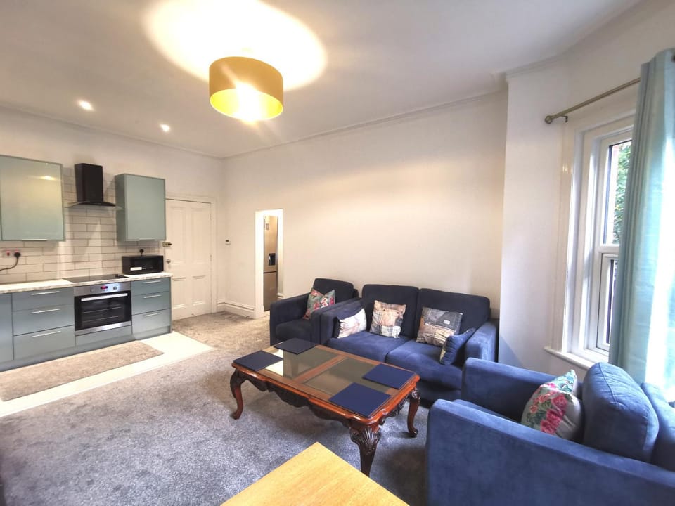 Flat-B, 4 Adults, 20 mins to Beach, Netflix, Wifi, Sleeps 4 Adults Apartment in Poole