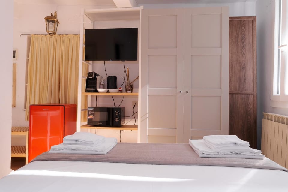 Photo of the whole room, Bedroom, towels