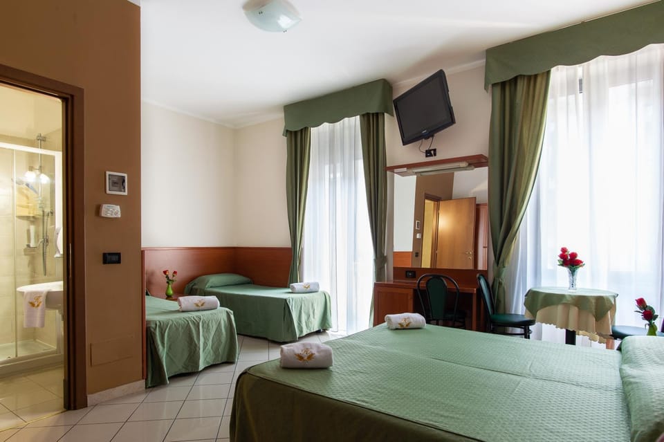 Property building, Communal lounge/ TV room, Bed, TV and multimedia, Bedroom