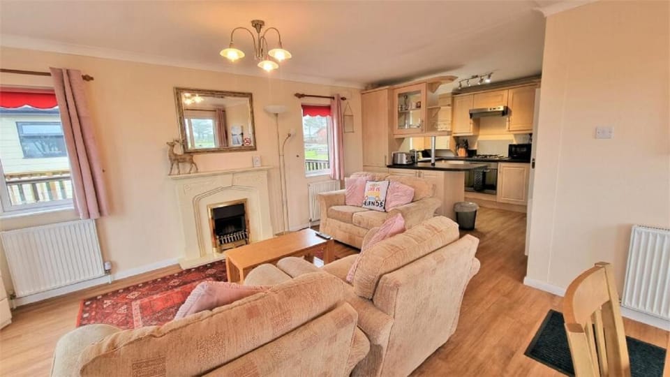 Wendy Lodge- Chalet Cottage, Sleeps 6 Adults House in England
