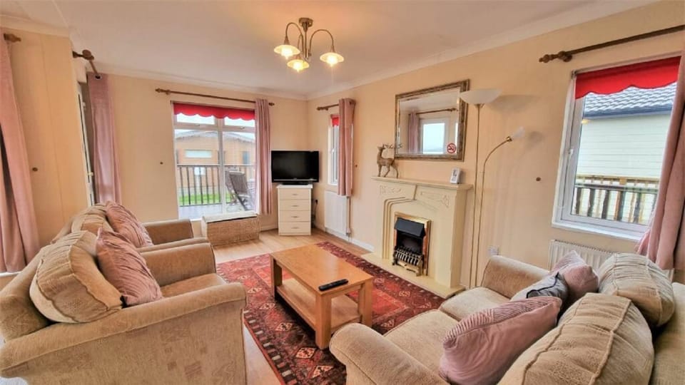 Wendy Lodge- Chalet Cottage, Sleeps 6 Adults House in England