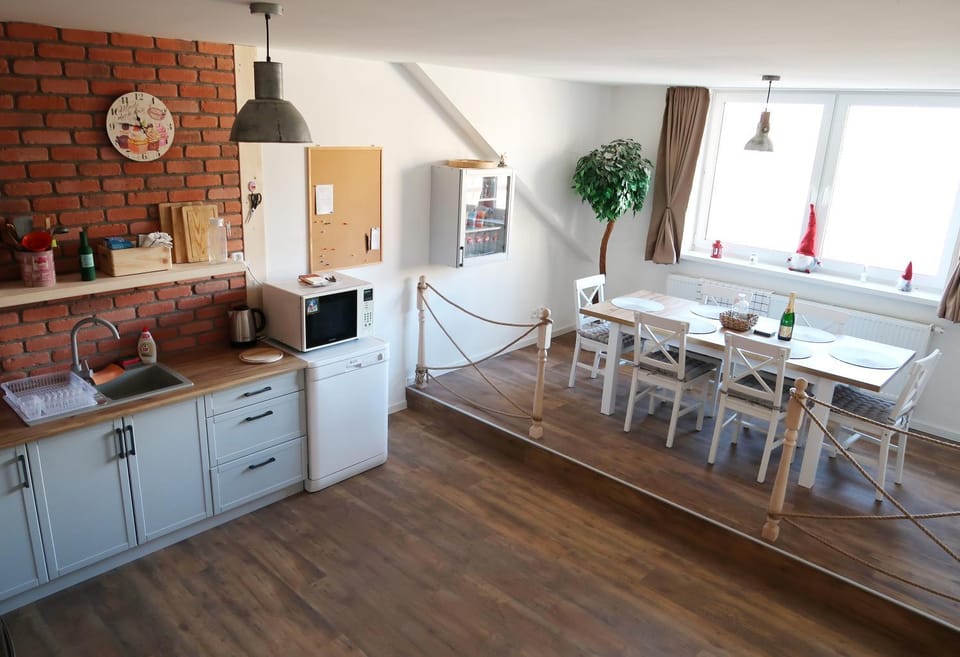Kitchen or kitchenette, Dining area