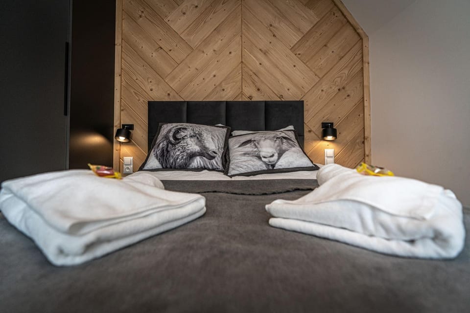 Bed, Decorative detail, Bedroom, towels