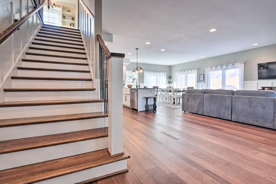 Morrisonville Manor w/ Fire Pit & Hot Tub! House in Waterford