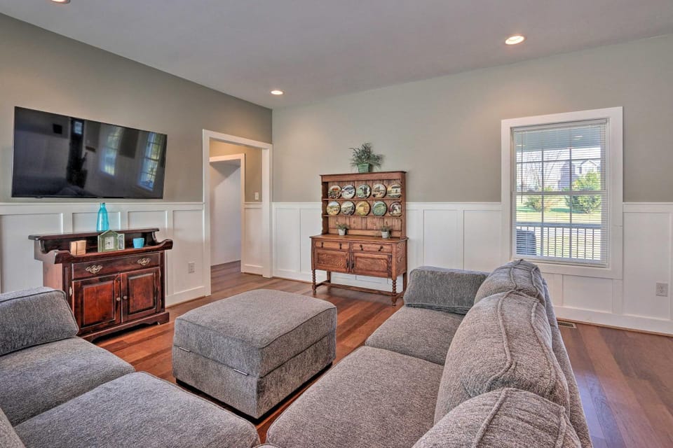 Morrisonville Manor w/ Fire Pit & Hot Tub! House in Waterford