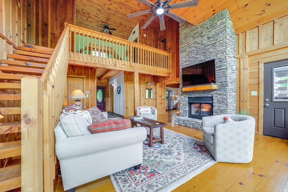 Decks & Mountain Views: Waynesville Getaway! House in Tennessee