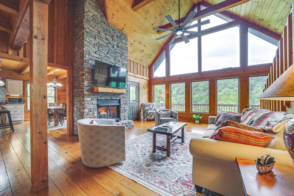 Decks & Mountain Views: Waynesville Getaway! House in Tennessee