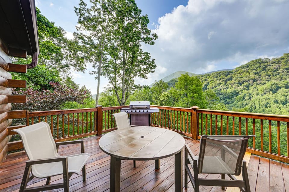 Decks & Mountain Views: Waynesville Getaway! House in Tennessee