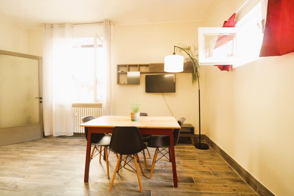 Day, TV and multimedia, Living room, Seating area, Dining area, Lunch