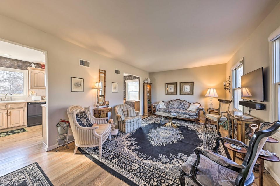 Cozy Kansas City Home w/ Yard - 9 Mi to Dtwn! House in Gladstone