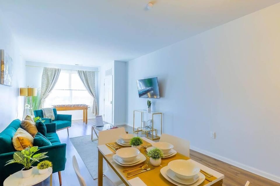 Book Cozy King Bed Now 25 Percent OFF Spring Special! Apartment in Staten Island