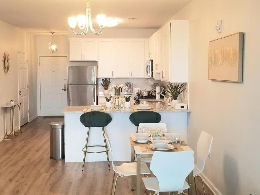Book Cozy King Bed Now 25 Percent OFF Spring Special! Apartment in Staten Island