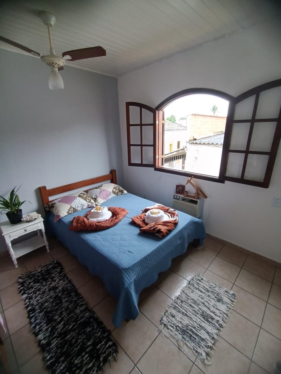 Bed, Photo of the whole room, Bedroom, fireplace, towels