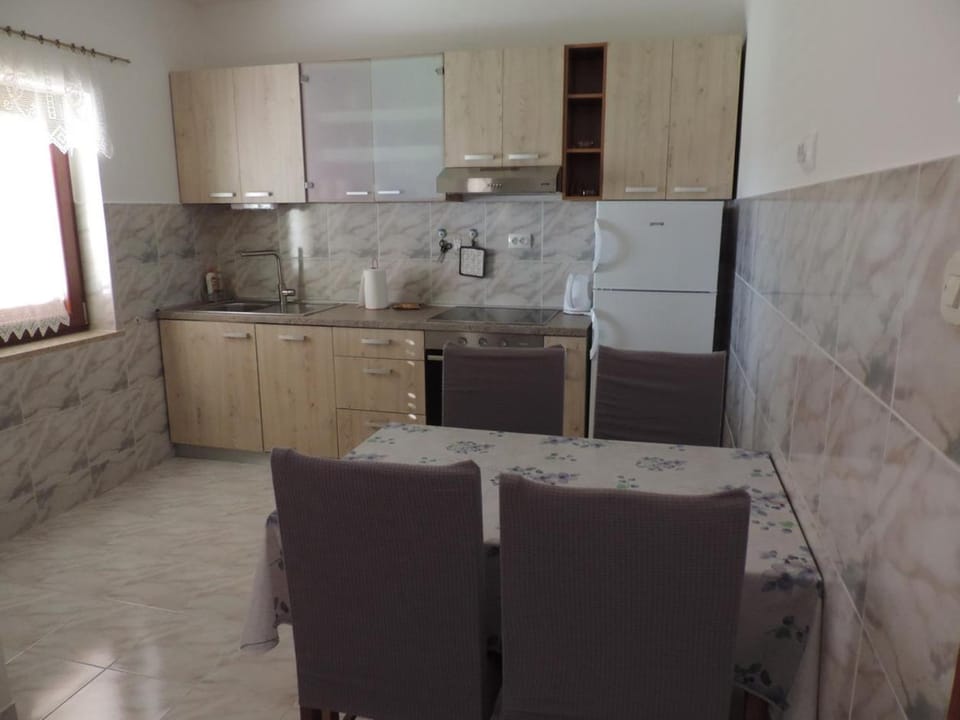 Kitchen or kitchenette, dishwasher, oven, stove