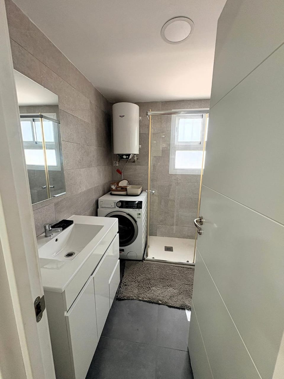 Shower, Bathroom, laundry