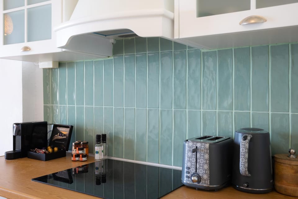 Coffee/tea facilities, Kitchen or kitchenette, Breakfast, stove, toaster, kitchen