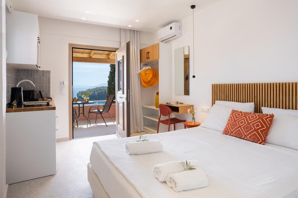 Bed, TV and multimedia, View (from property/room), Balcony/Terrace, Kitchen or kitchenette, Living room, Photo of the whole room, Seating area, Bedroom, Sea view, towels, wardrobe, air conditioner
