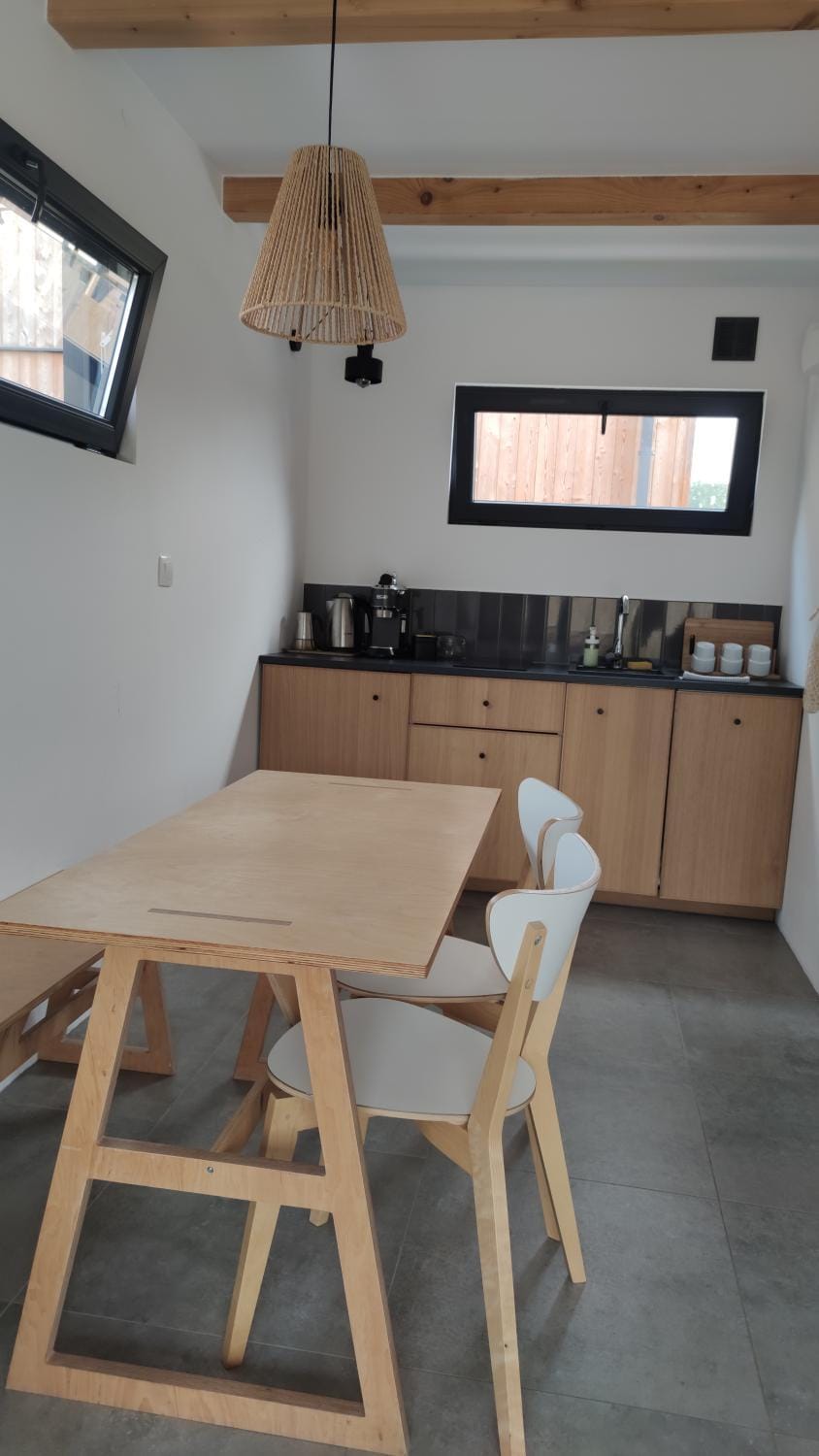 Kitchen or kitchenette, Dining area