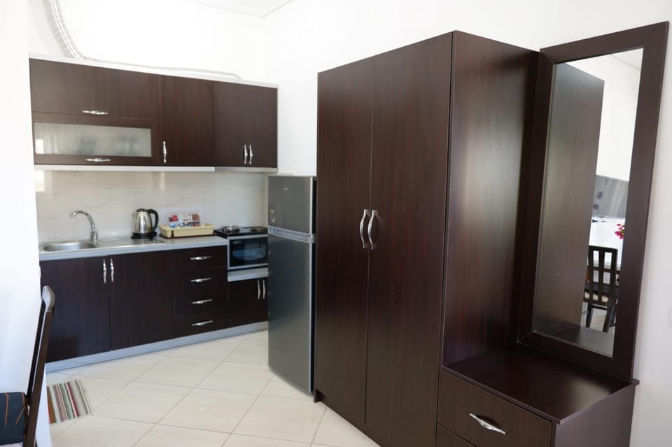 Kitchen or kitchenette, oven, pet friendly, stove, wardrobe