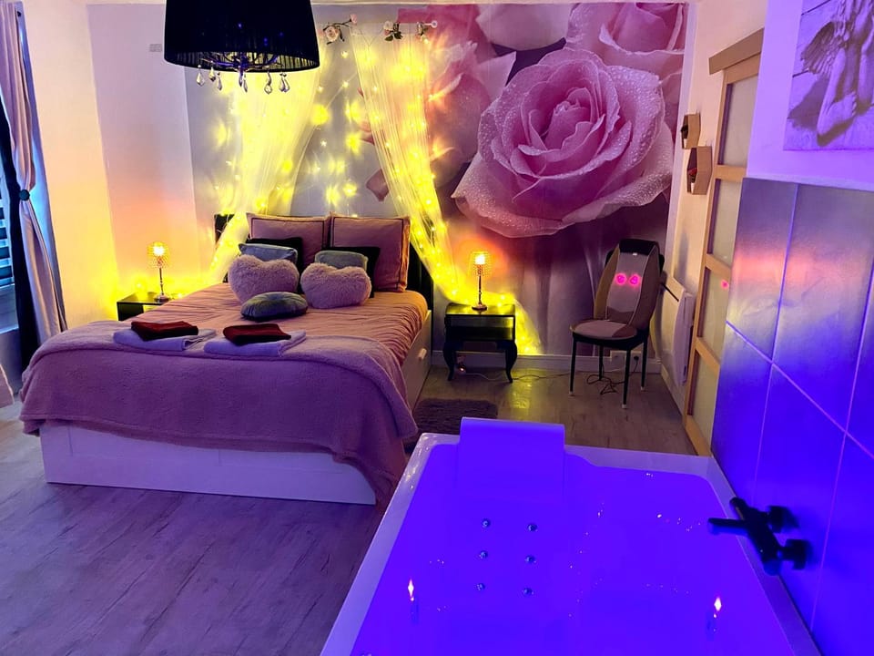 Bed, Massage, Spa and wellness centre/facilities, Bedroom, Bath