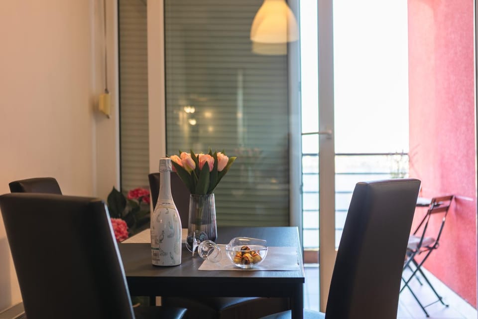 Living room, Food and drinks, Seating area, Dining area, Food