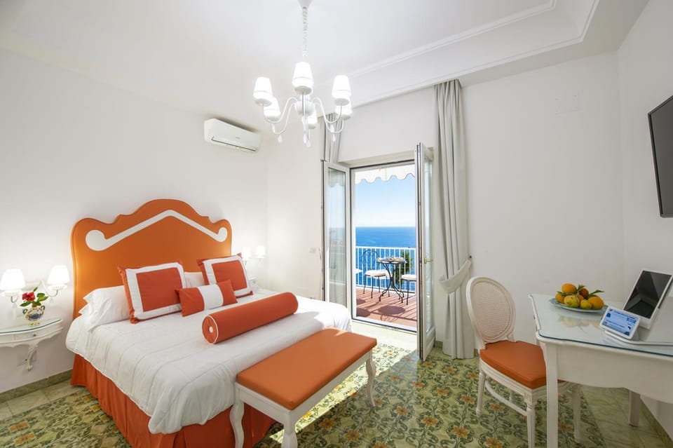 TV and multimedia, Balcony/Terrace, Photo of the whole room, Bedroom, Sea view, Breakfast, hair dresser, air conditioner