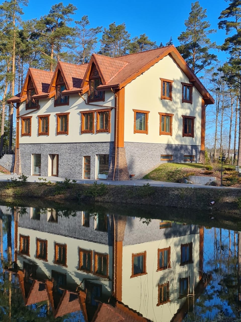 Property building, Nearby landmark, Neighbourhood