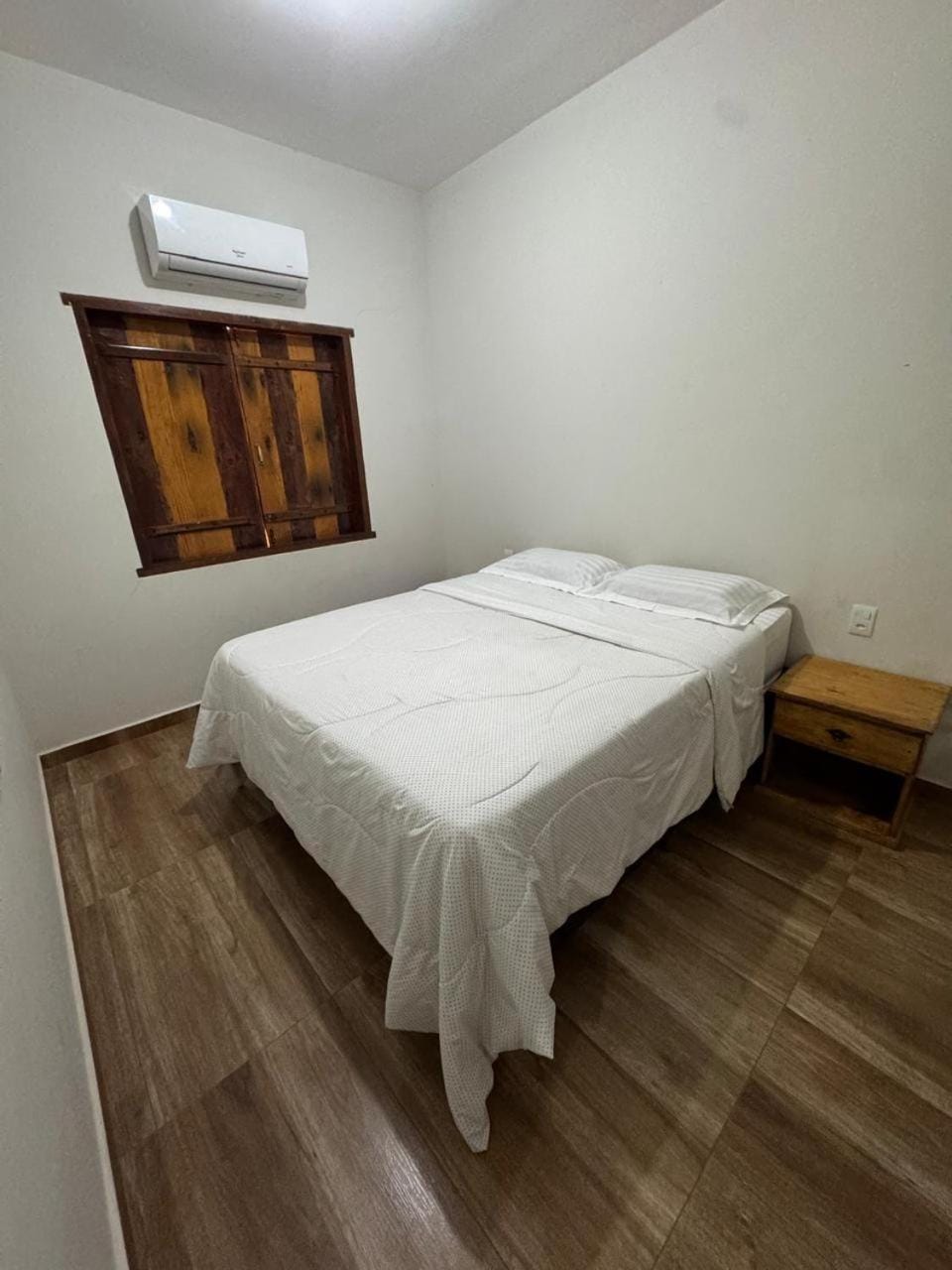 Bed, Photo of the whole room, Bedroom, air conditioner