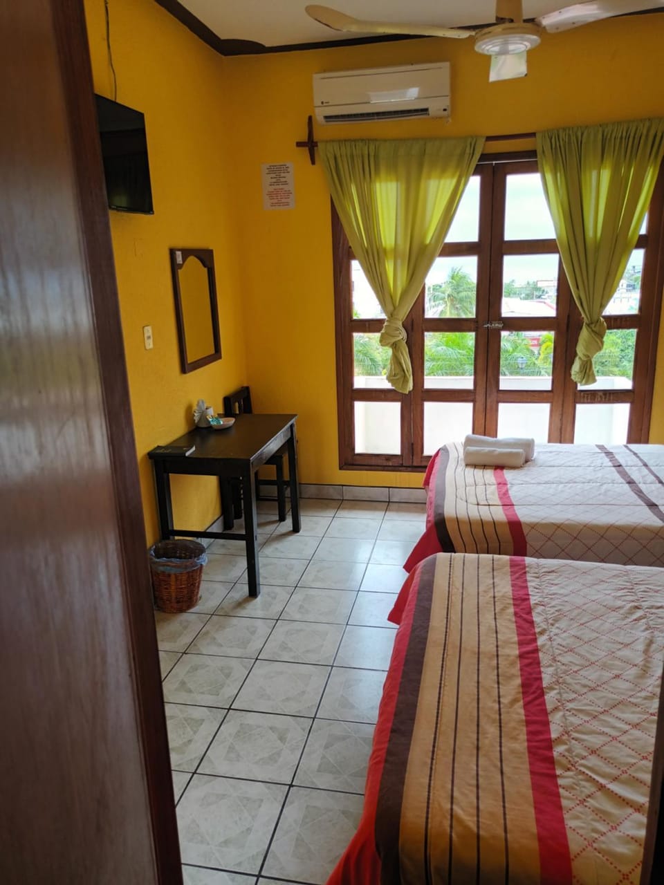 Property building, Bed, Photo of the whole room, Swimming pool, air conditioner