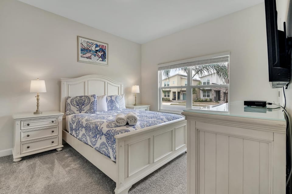 Photo of the whole room, Bedroom